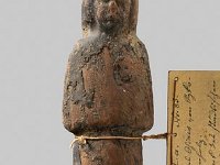 Aeg H 18  Aeg H 18, Zweite Zwischenzeit, Uschebti, Sykomorenholz, H 18,2 cm, B 4,0 cm, T 2,6 cm : Bestandskatalog Ägypten, Museumsfoto: Claus Cordes